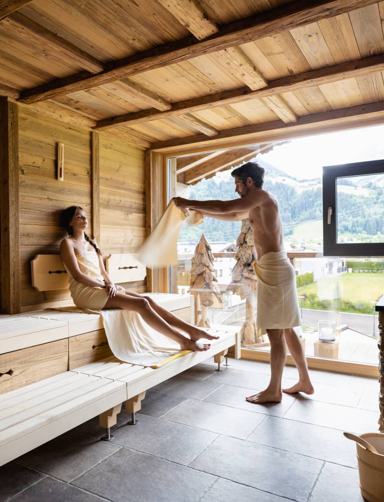 Mann und Frau in der Sauna
