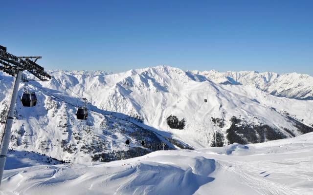 Verschneite Berge des Zillertals mit Skilift